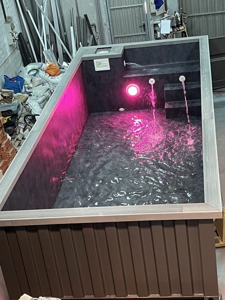 Piscine Conteneur Candybleaz, 4,5 mètres de longueur et 2,5 mètres de largeur