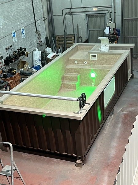 Conteneur 20 pieds transformé en piscine