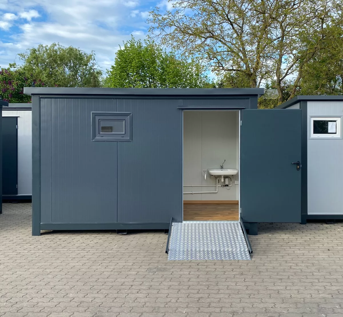 Conteneur sanitaire pour personnes à mobilité réduite – WC avec rampe – Image 2