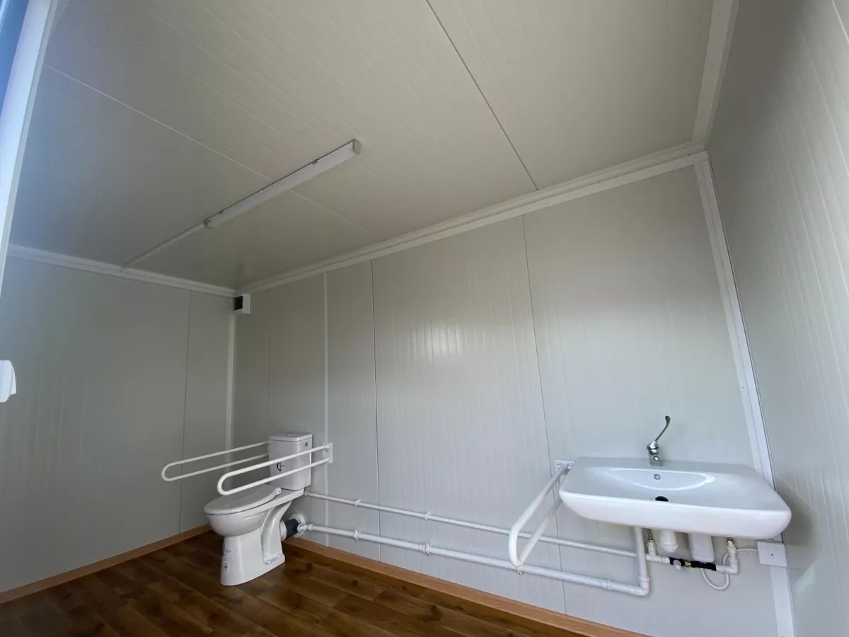 Conteneur sanitaire pour personnes à mobilité réduite – WC avec rampe – Image 5