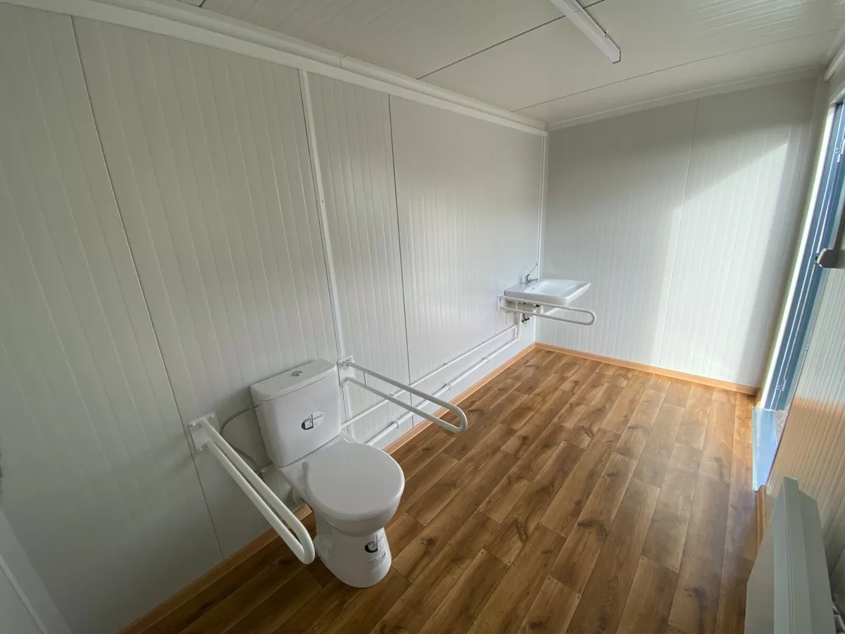 Conteneur sanitaire pour personnes à mobilité réduite – WC avec rampe – Image 6
