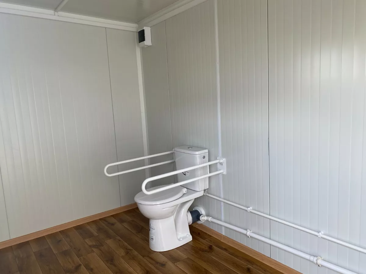 Conteneur sanitaire pour personnes à mobilité réduite – WC avec rampe – Image 7