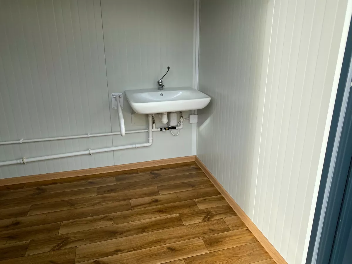 Conteneur sanitaire pour personnes à mobilité réduite – WC avec rampe – Image 8